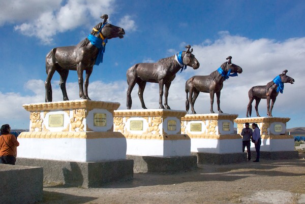 Statues of famous race horses.