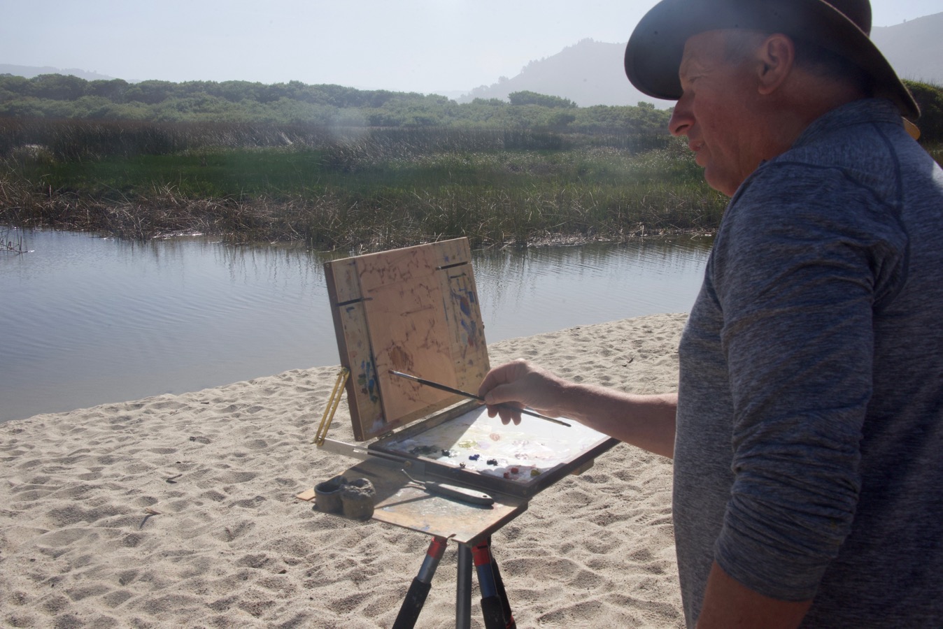 Paul uses an Open Box M that is mounted on a camera tripod. He starts with an indication brush drawing of the main shapes using a brush called a "bright". It's shorter than a flat which is a, well, flat rectangle. He moved his hand in sharp, short strokes